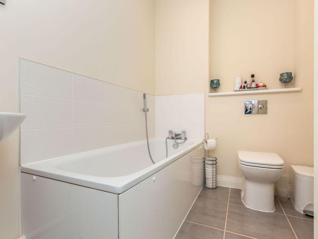 2 bed flat for sale in Hedges Way, Aylesbury HP20, £270,000