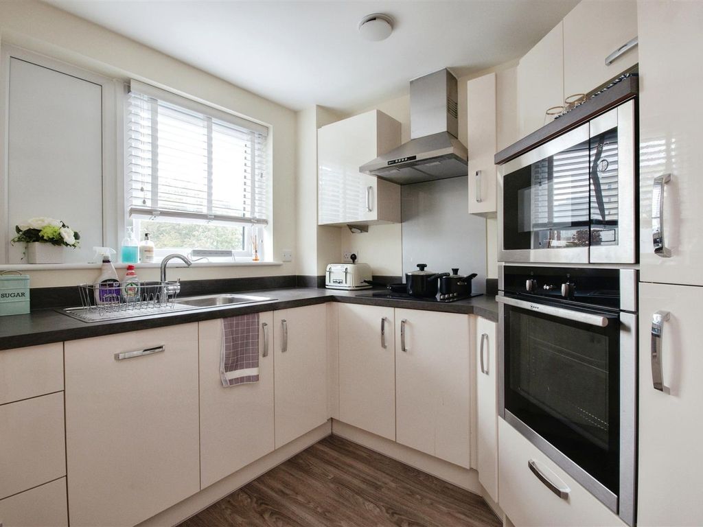 1 bed flat for sale in Horizons, Churchfield Road, Poole BH15, £195,000