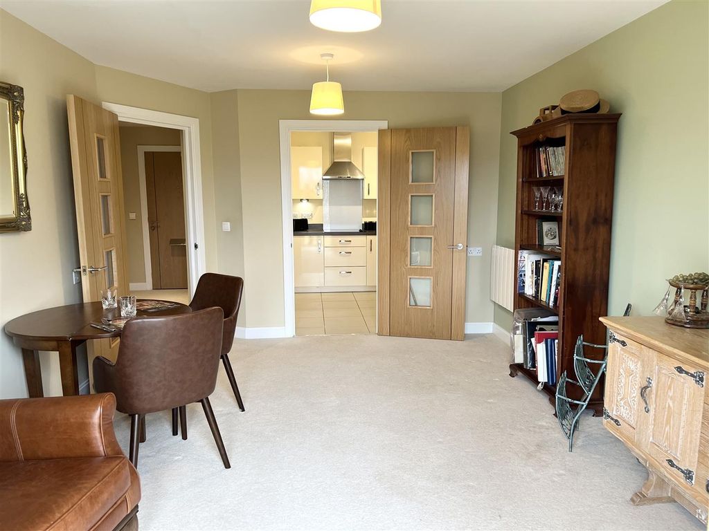 1 bed flat for sale in Harvard Place, Springfield Close, Stratford-Upon-Avon CV37, £150,000