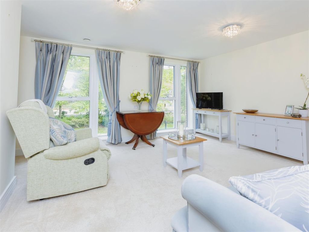 2 bed flat for sale in Glenhills Court, Little Glen Road, Glen Parva, Leicester LE2, £199,950