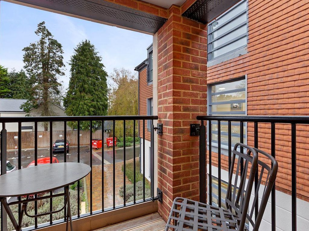 1 bed flat for sale in Dukes Ride, Crowthorne RG45, £320,000