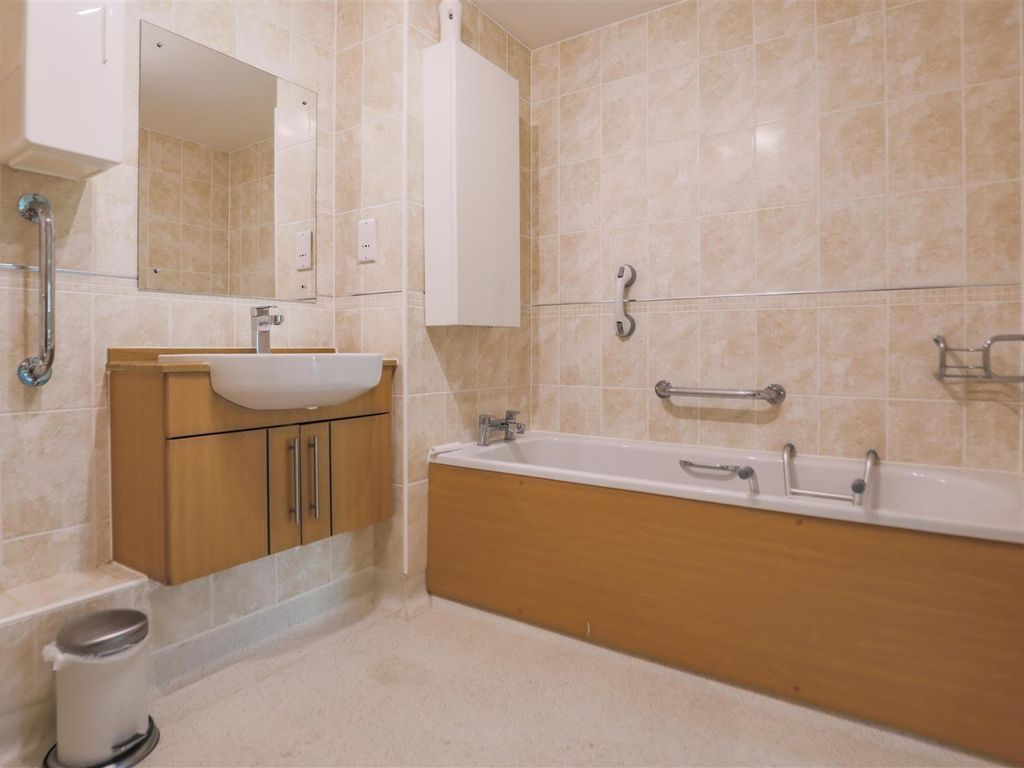 2 bed flat for sale in Glenhills Court, Little Glen Road, Glen Parva, Leicester LE2, £249,995