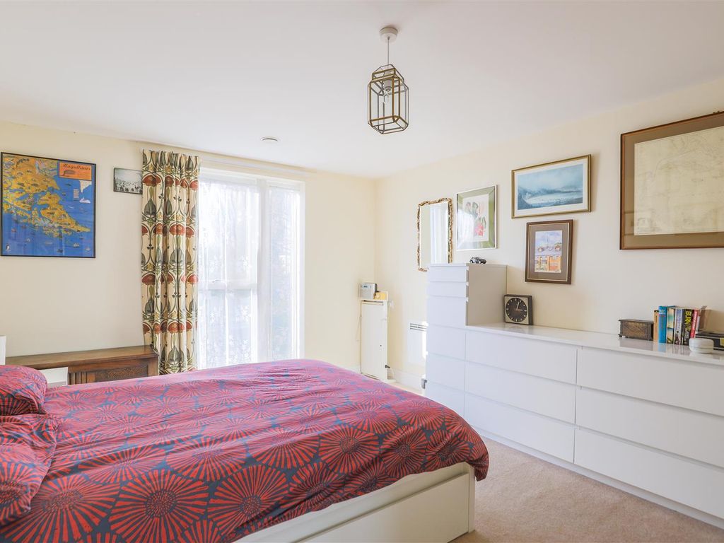 2 bed flat for sale in Glenhills Court, Little Glen Road, Glen Parva, Leicester LE2, £249,995