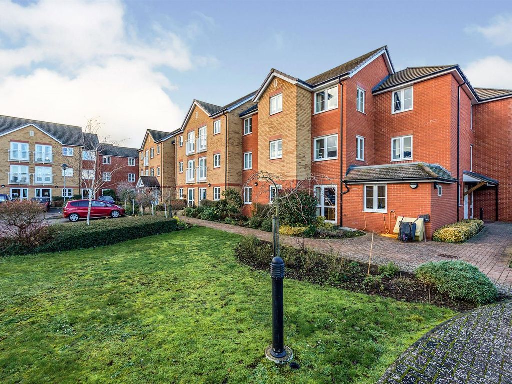 1 bed flat for sale in Goodes Court, Baldock Road, Royston, Herts SG8, £165,000
