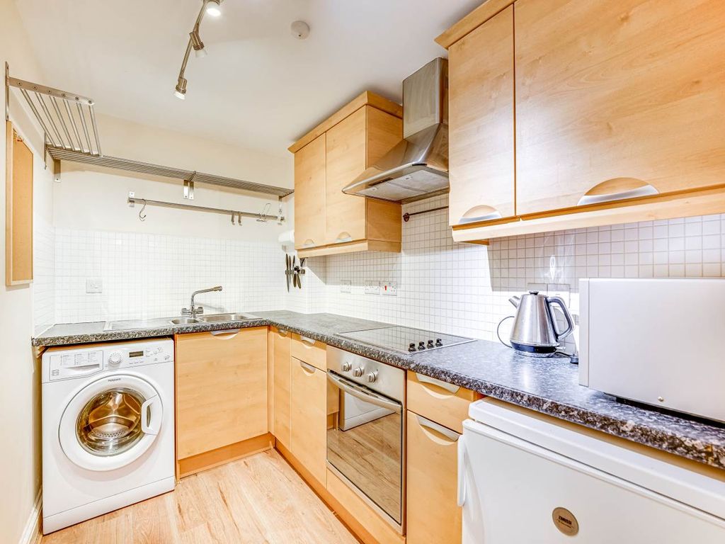 2 bed flat for sale in Upper King Street, Royston SG8, £220,000