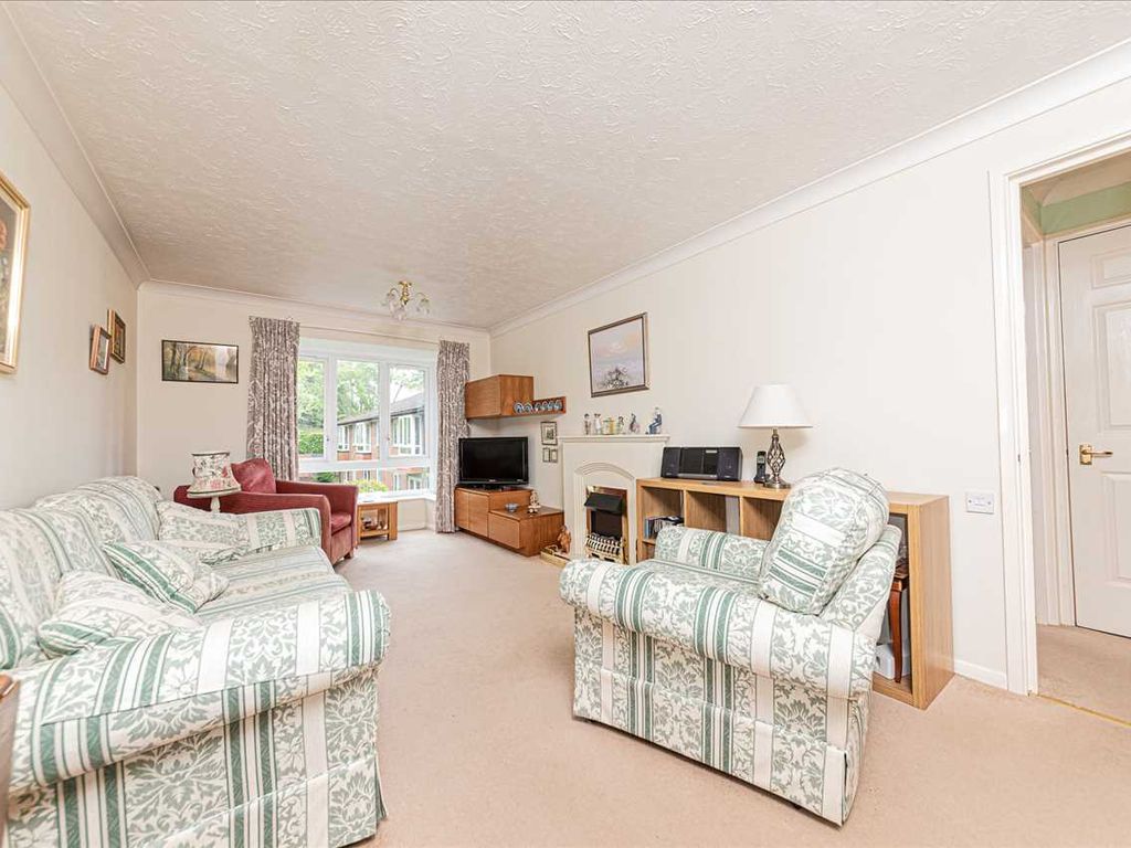 1 bed property for sale in Oak Lodge, New Road, Crowthorne RG45, £150,000