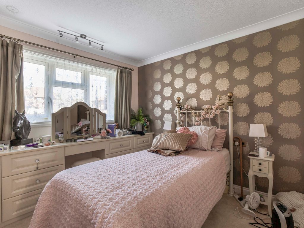 1 bed flat for sale in Garrard Way, Wheathampstead, Wheathampstead AL4, £199,950