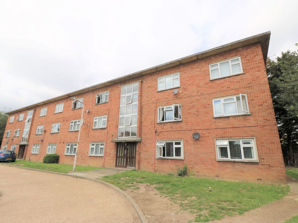 2 bed flat for sale in Little Gearies, Ilford IG6, £325,000