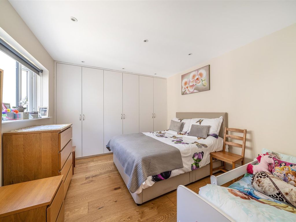 2 bed flat for sale in Station Road, Penge SE20, £290,000