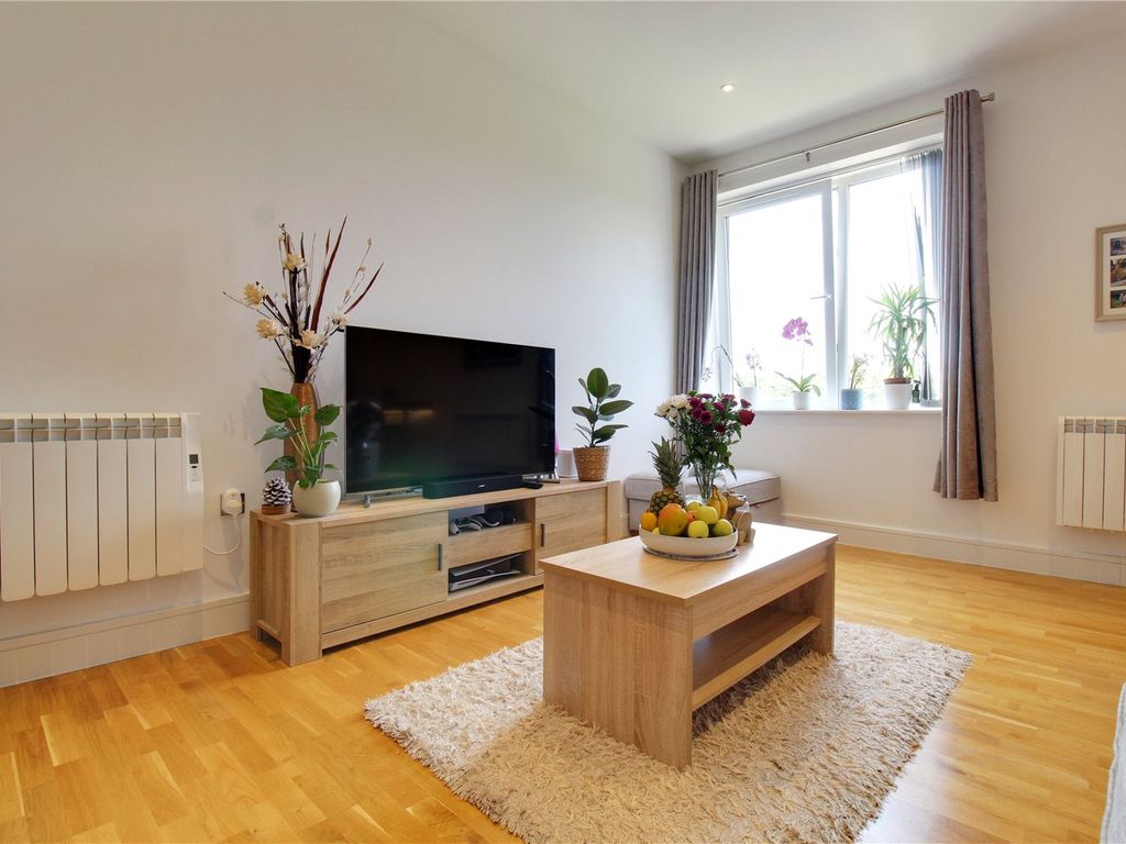 1 bed flat for sale in Bartley Way, Hook RG27, £184,995