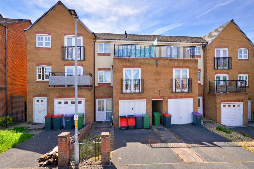 4 bed town house for sale in Redlands, Trench Lock TF1, £194,995