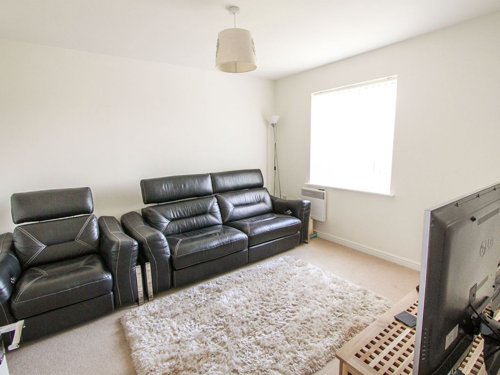 3 bed flat for sale in Jamaica Grove, Coedkernew, Newport NP10, £135,000