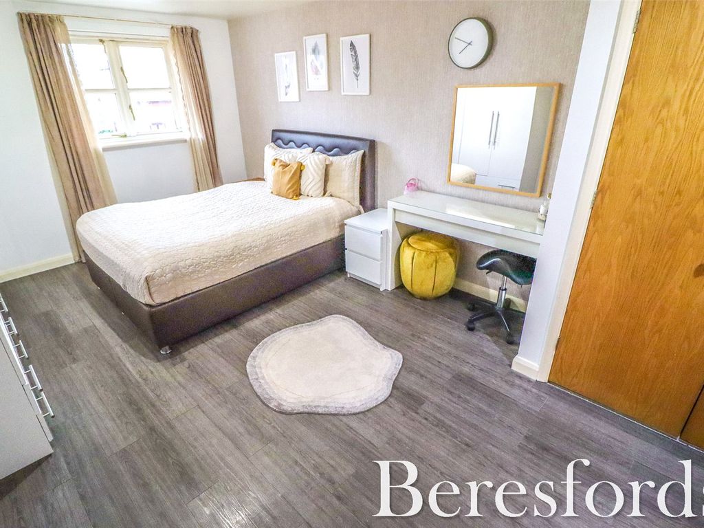 2 bed flat for sale in Cornsland Close, Upminster RM14, £300,000