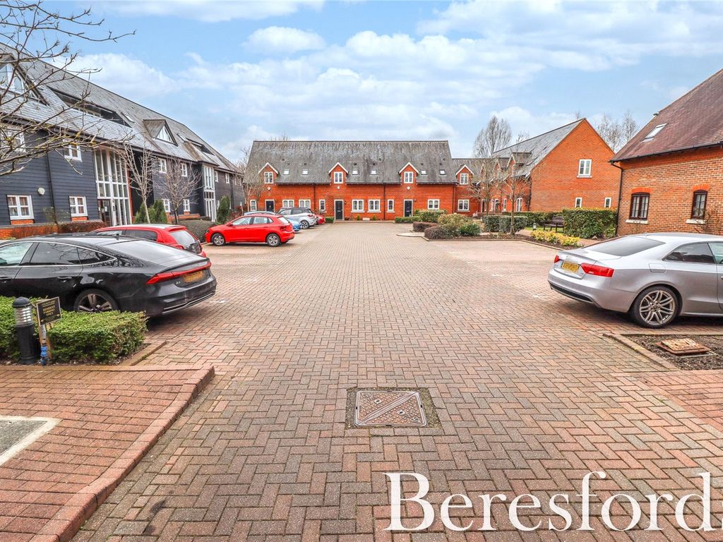 2 bed flat for sale in Cornsland Close, Upminster RM14, £300,000