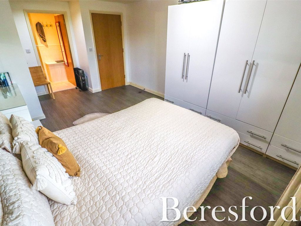 2 bed flat for sale in Cornsland Close, Upminster RM14, £300,000