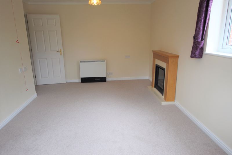 1 bed property for sale in The Parade, Epsom KT18, £165,000