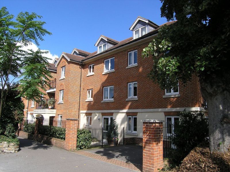 1 bed property for sale in The Parade, Epsom KT18, £165,000