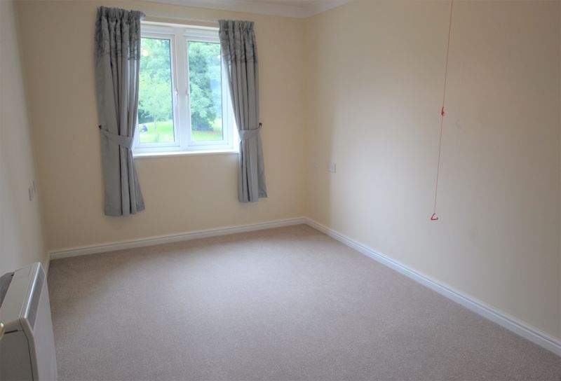 1 bed property for sale in The Parade, Epsom KT18, £165,000