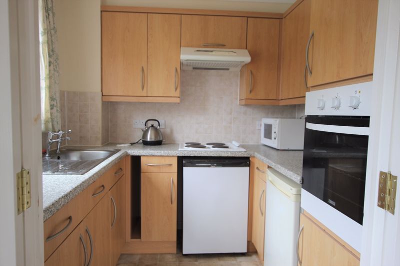 1 bed property for sale in The Parade, Epsom KT18, £165,000