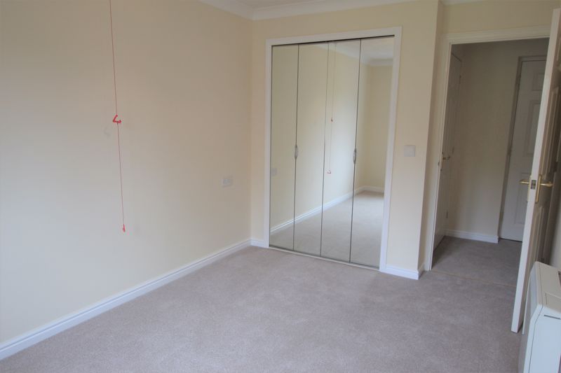 1 bed property for sale in The Parade, Epsom KT18, £165,000