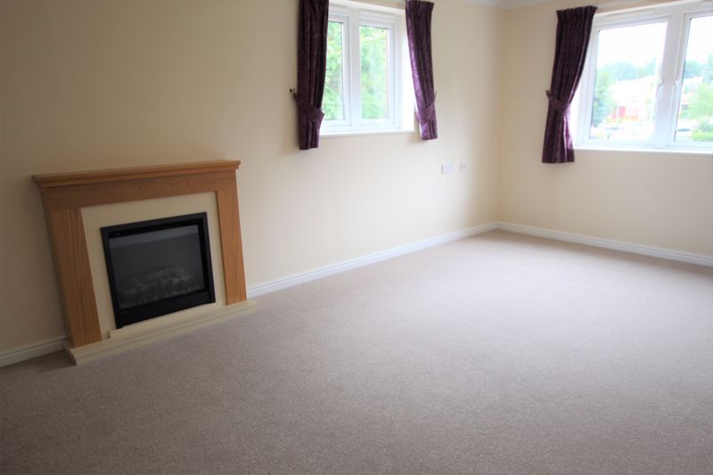 1 bed property for sale in The Parade, Epsom KT18, £165,000