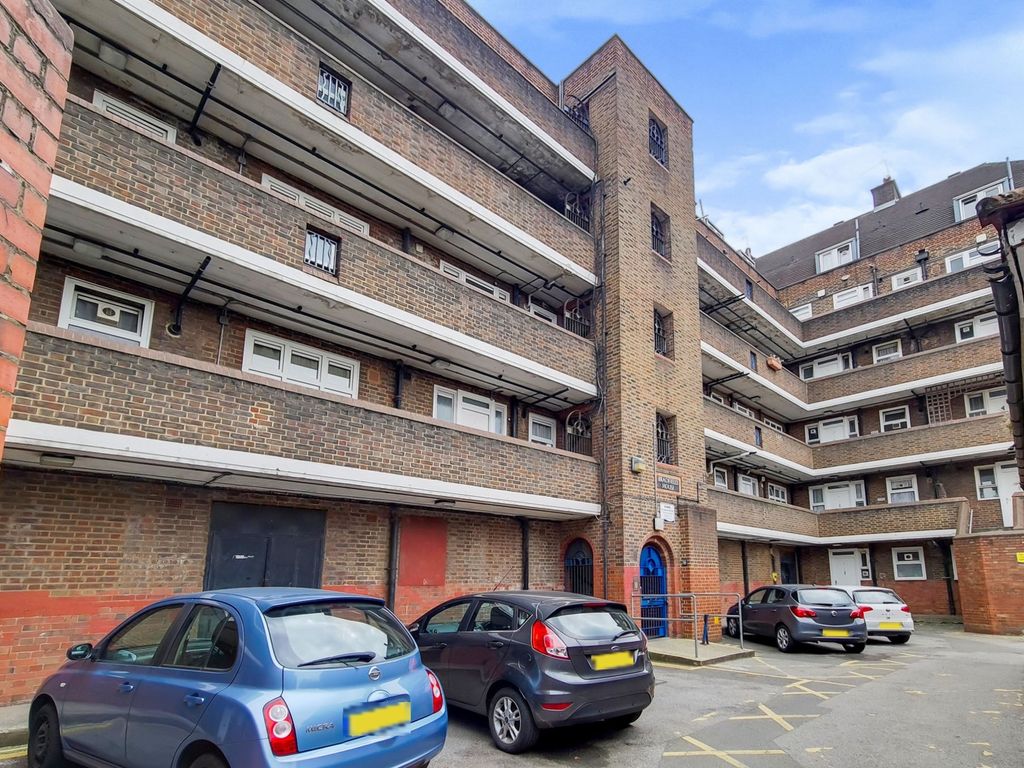 1 bed flat for sale in Wandsworth Road, London SW8, £290,000