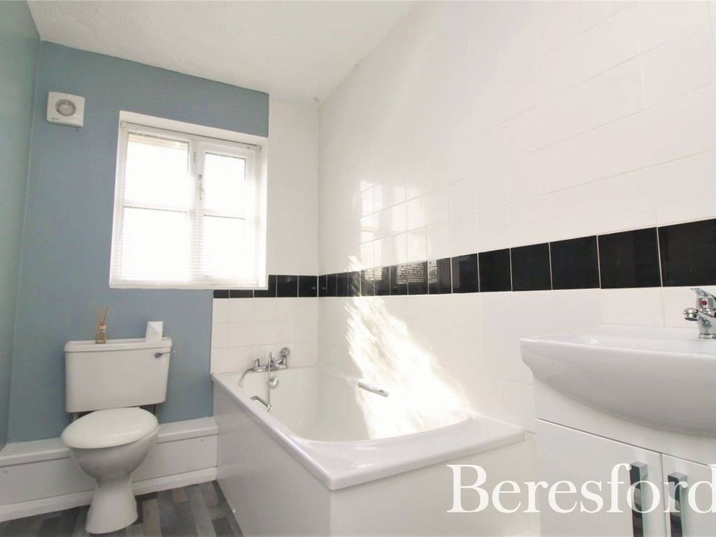 3 bed flat for sale in Braithwaite Drive, Colchester CO4, £190,000