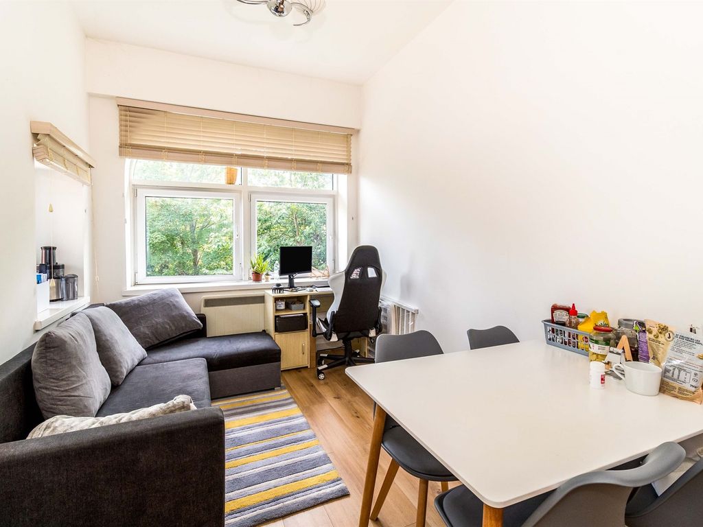 1 bed flat for sale in Millbrook Road East, Southampton SO15, £130,000