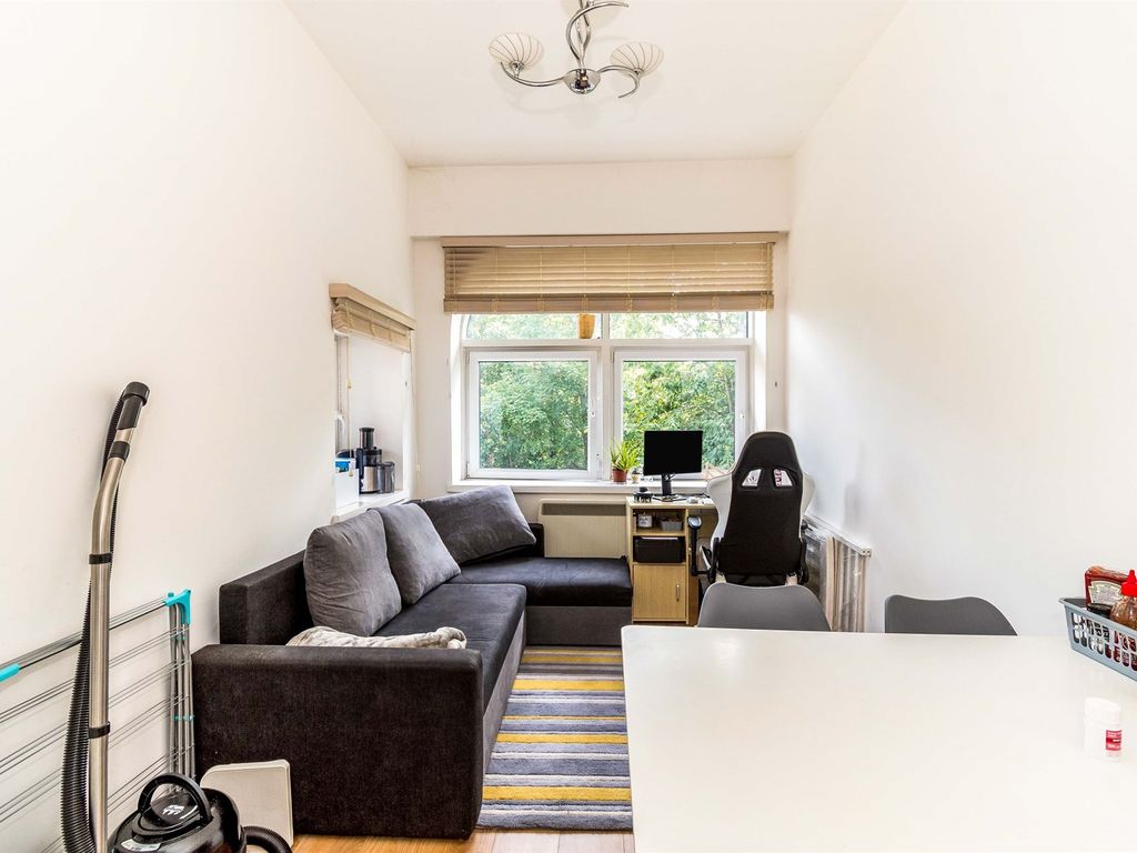 1 bed flat for sale in Millbrook Road East, Southampton SO15, £130,000