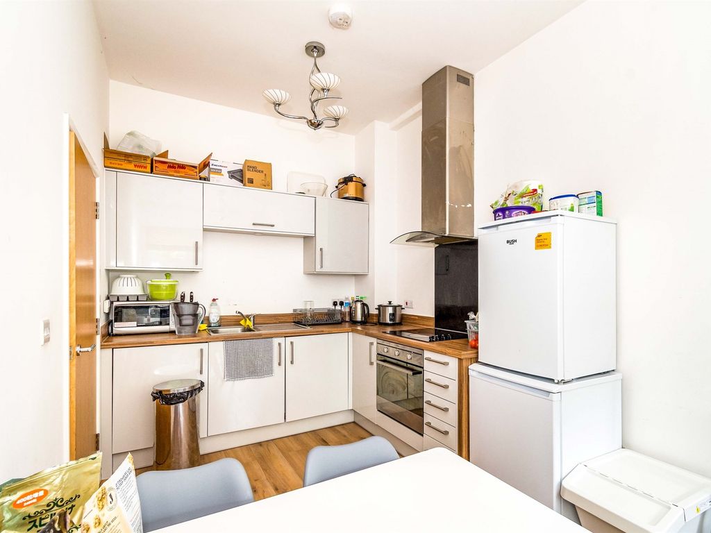 1 bed flat for sale in Millbrook Road East, Southampton SO15, £130,000