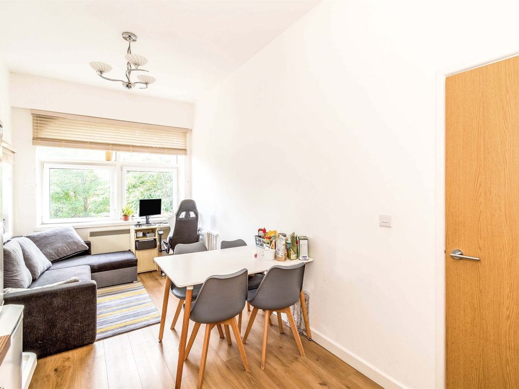 1 bed flat for sale in Millbrook Road East, Southampton SO15, £130,000