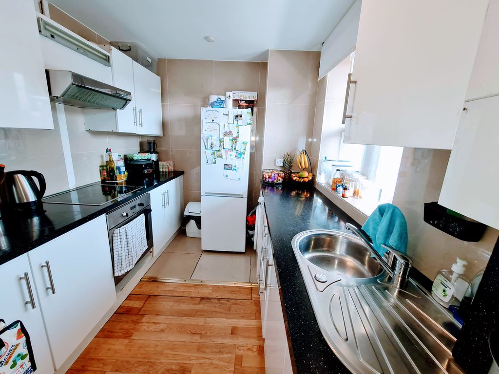 2 bed flat for sale in Leigham Avenue, Streatham SW16, £315,000