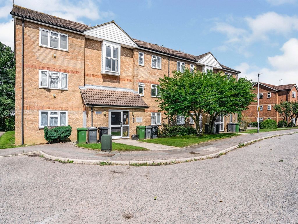 2 bed flat for sale in Quilter Close, Luton LU3, £140,000