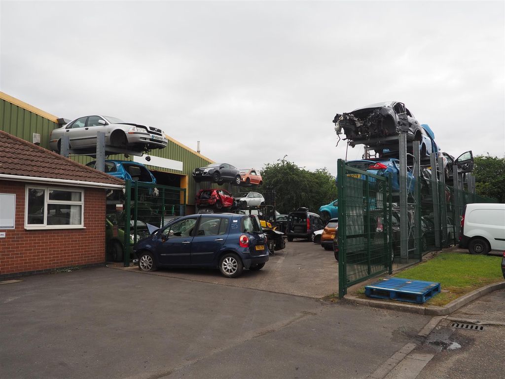 Parking/garage for sale in Vehicle Repairs & Mot DN9, North Lincolnshire, £100,000