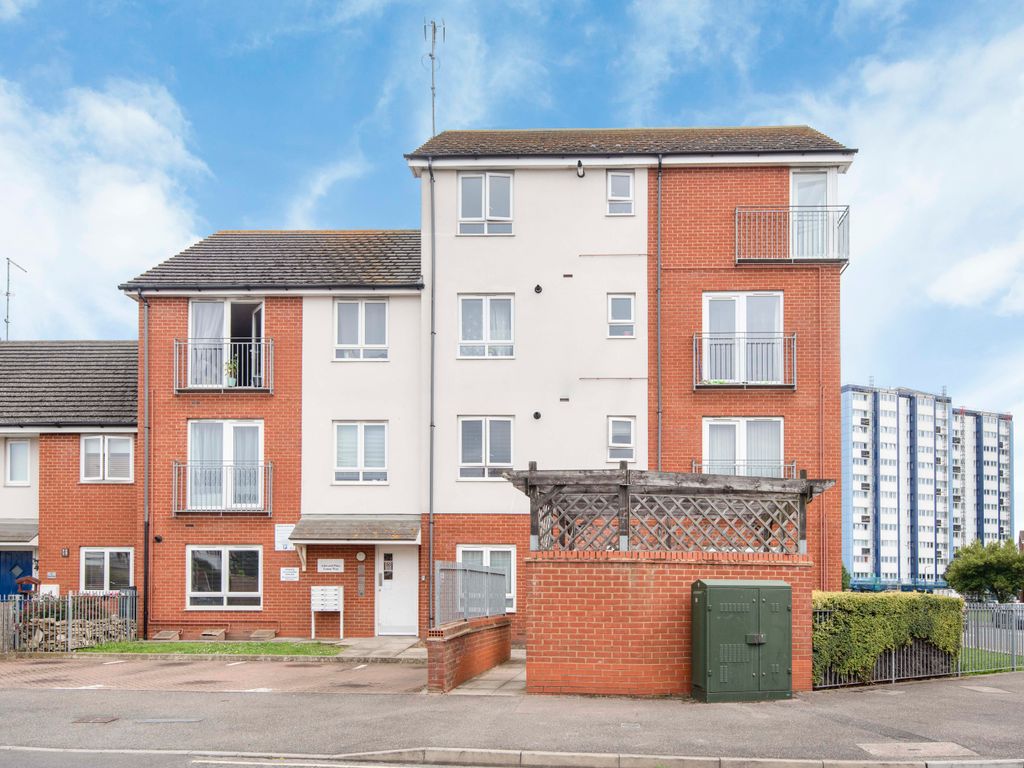 2 bed flat for sale in Tamar Way, Slough SL3, £250,000