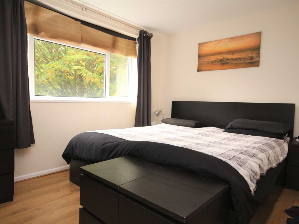 2 bed flat for sale in Deepdale, Bracknell RG12, £210,000