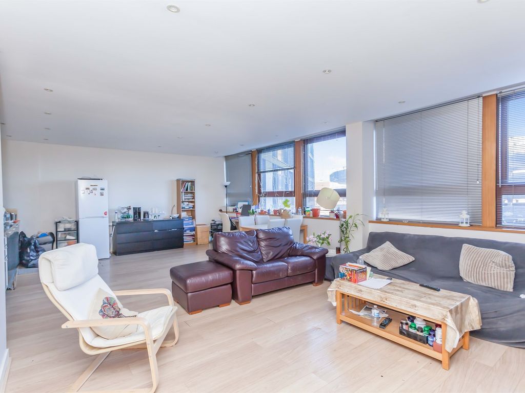 2 bed flat for sale in Lee Circle, Leicester LE1, £130,000