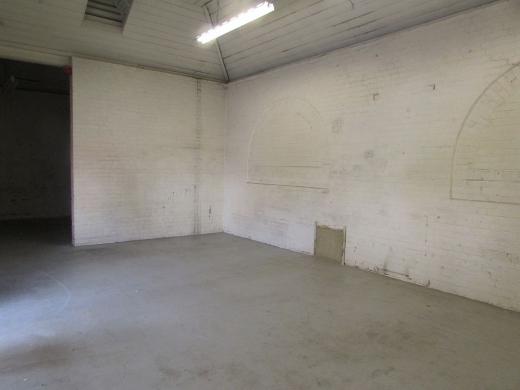 Warehouse for sale in Hitchin Road, Luton, Bedfordshire LU2, £250,000