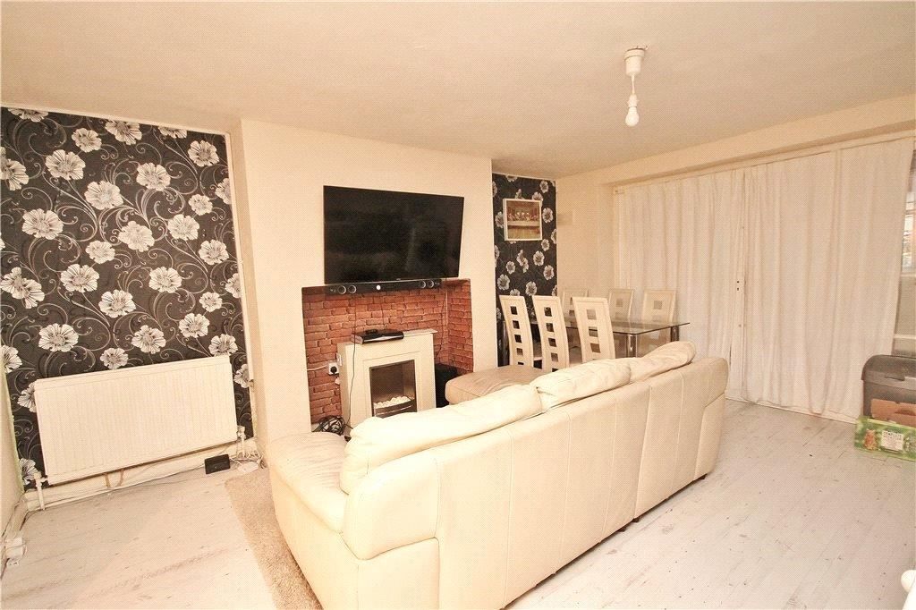 2 bed flat for sale in High Street, London SE25, £150,000