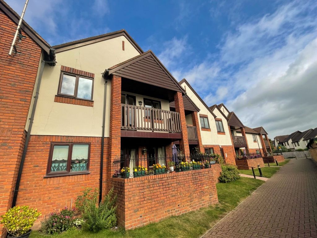 2 bed flat for sale in Jasmine Crescent, Princes Risborough HP27, £275,000