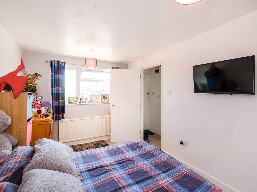 1 bed flat for sale in Baker Street, Enfield EN1, £249,950