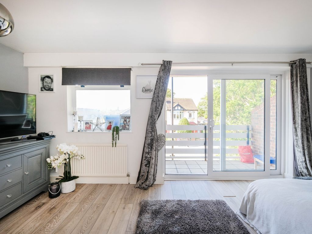 1 bed flat for sale in Baker Street, Enfield EN1, £249,950
