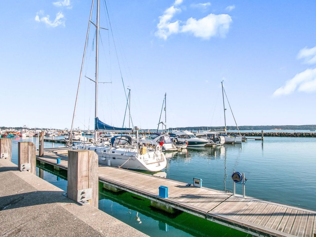 2 bed flat for sale in The Quay, Poole BH15, £240,000
