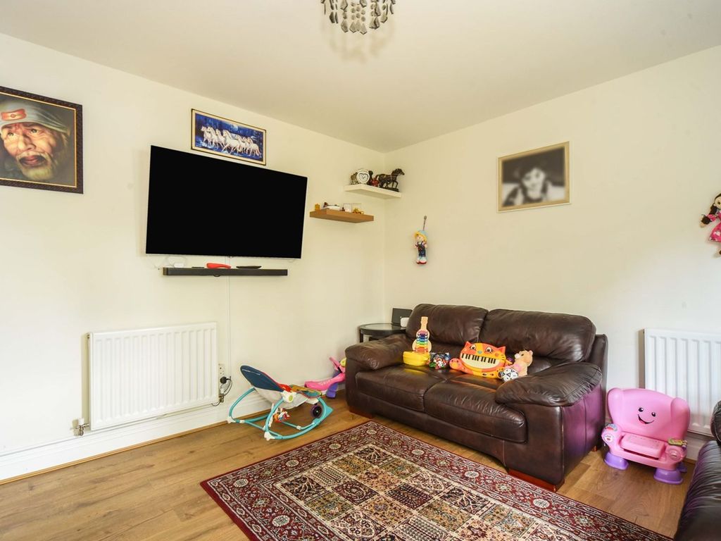 2 bed flat for sale in London Road, Bracknell RG42, £325,000
