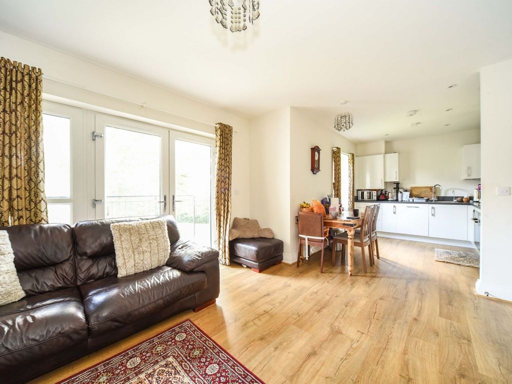 2 bed flat for sale in London Road, Bracknell RG42, £325,000