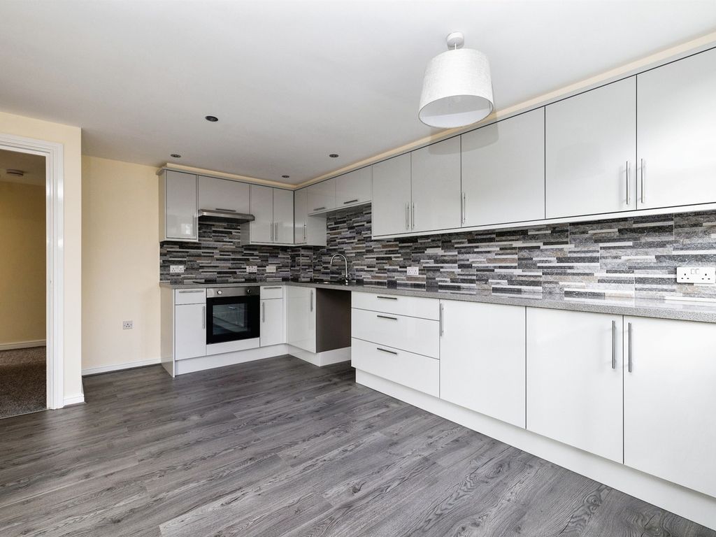 2 bed flat for sale in Flaxley Close, Lincoln LN2, £130,000