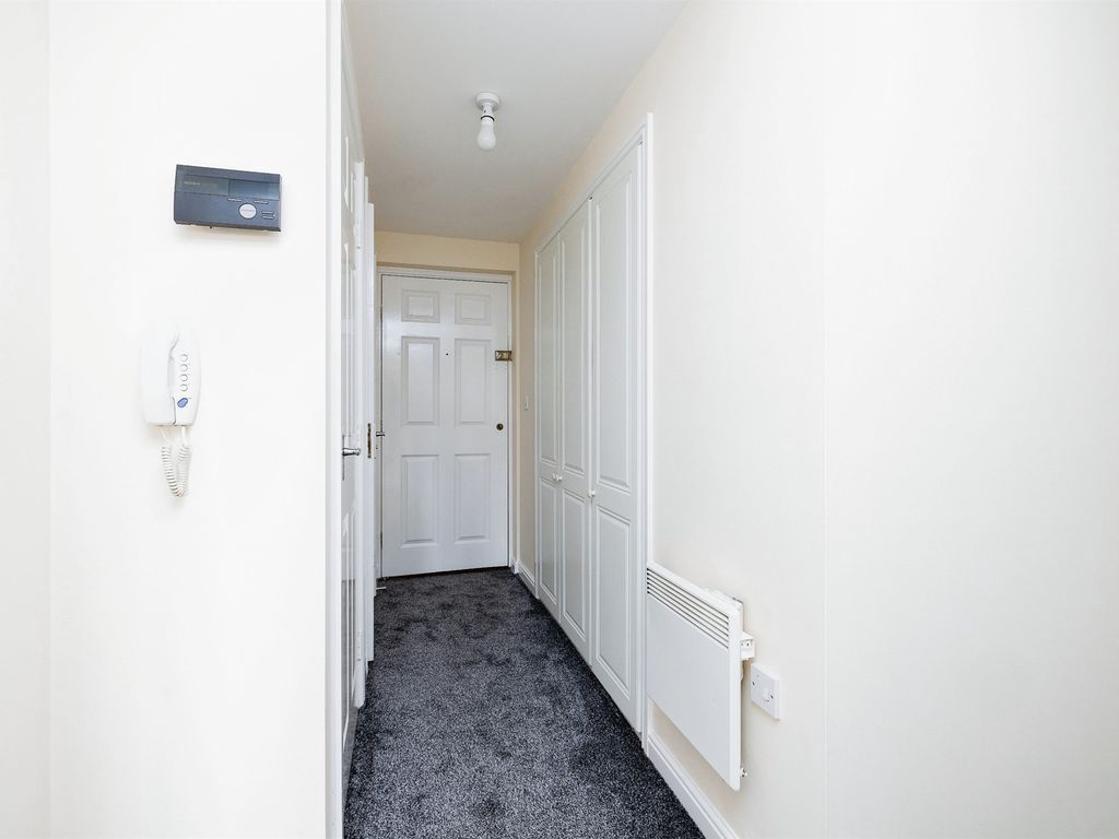 2 bed flat for sale in Flaxley Close, Lincoln LN2, £130,000