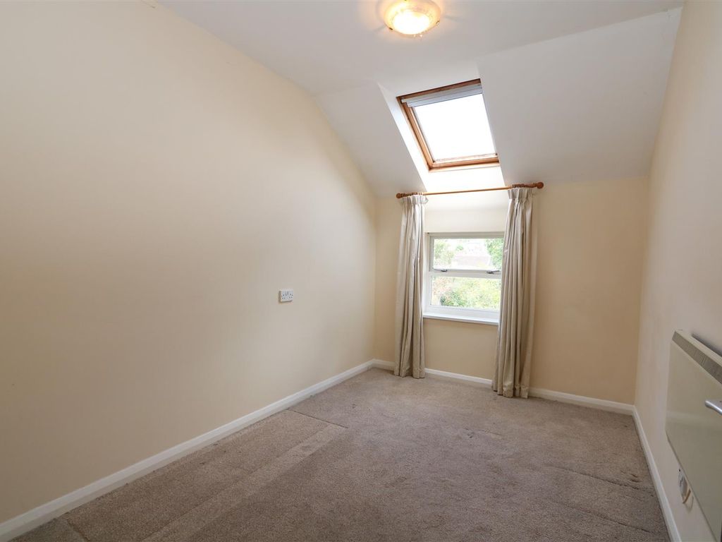 2 bed flat for sale in Brassmill Lane, Bath BA1, £145,000