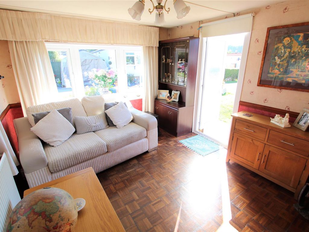 1 bed mobile/park home for sale in Cranbourne Hall Park, Winkfield, Windsor SL4, £95,000