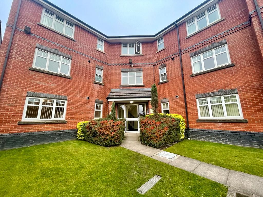 2 bed flat for sale in Linnyshaw Close, Bolton BL3, £100,000